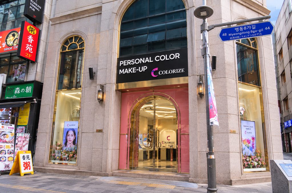 COLORIZE Myeongdong Main Branch is a convenient choice if you want a well-established personal color studio with a wide range of consultation options in central Seoul.
The main branch is located in the annex of Sejong Hotel, within walking distance of Myeongdong Station. Depending on the package you choose, COLORIZE offers personal color analysis, makeup color guidance, body shape analysis, full makeup sessions, and even perfume-related experiences.
Its personal color analysis uses around 150 PANTONE-based color drapes under standardized lighting. Rather than spending most of the appointment on color theory, the consultation focuses heavily on identifying colors that work for you and translating the results into practical choices for makeup, clothing, accessories, and styling.
Another advantage is the variety of packages. You can book a straightforward personal color session or choose a more comprehensive experience that combines color analysis with makeup, body shape analysis, or perfume.
COLORIZE is also one of the more heavily booked options in this guide. Current Klook listings show thousands of reviews and more than 10,000 bookings, while Creatrip also has a large number of verified customer reviews. This can make it a relatively straightforward choice if you prefer a studio with extensive feedback from previous travelers.
COLORIZE Myeongdong Visitor Information
