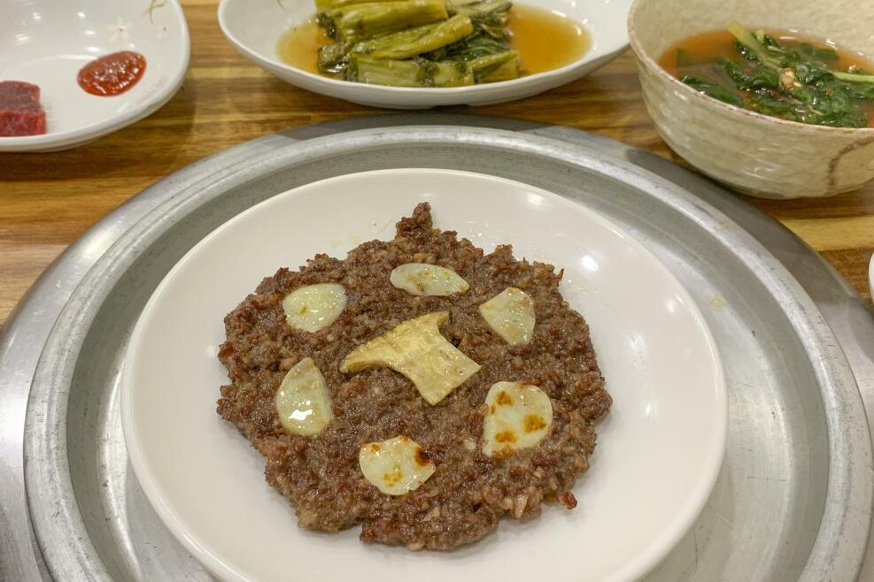 Eonyang bulgogi grilled on a wire gridiron in Ulsan