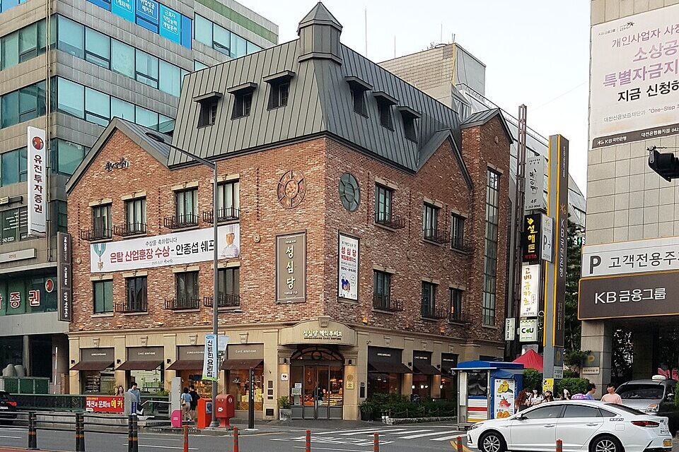Sungsimdang bakery new building in Daejeon, South Korea