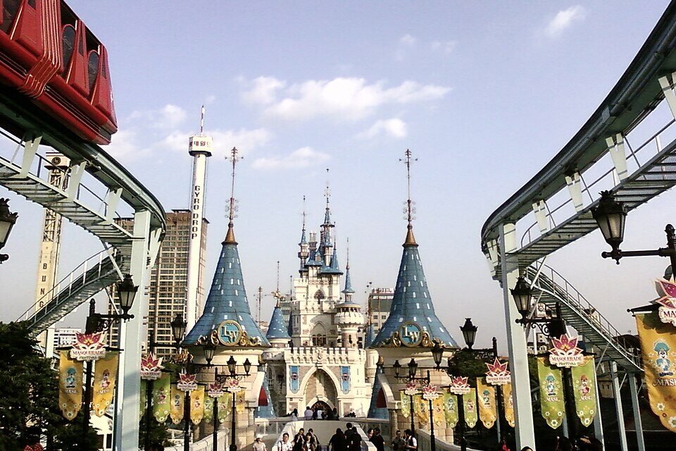 Lotte World Magic Island rides and castle in Seoul